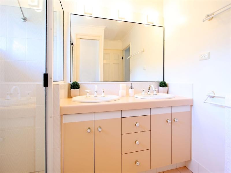 6 Moonah Street, Chapel Hill QLD 4069