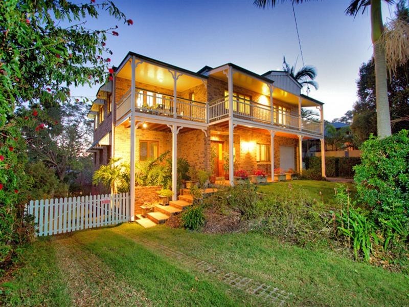 17 Seventh Avenue, St Lucia QLD 4067