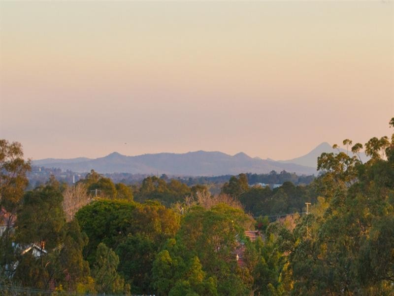 17 Seventh Avenue, St Lucia QLD 4067