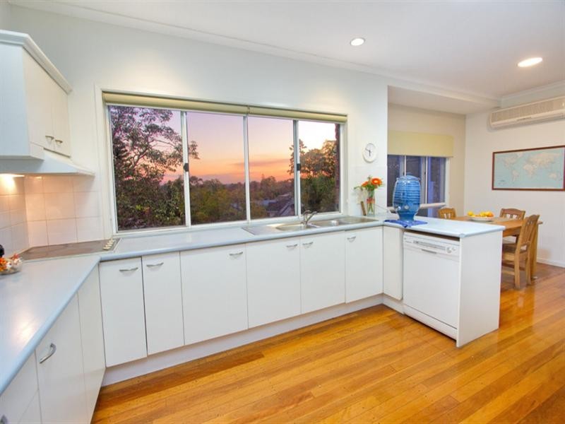 17 Seventh Avenue, St Lucia QLD 4067