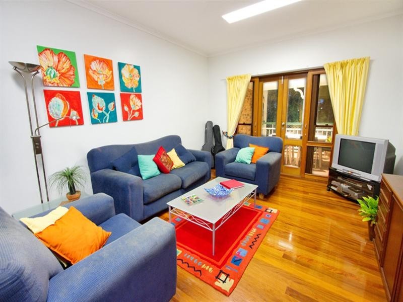 17 Seventh Avenue, St Lucia QLD 4067