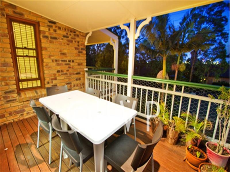 17 Seventh Avenue, St Lucia QLD 4067