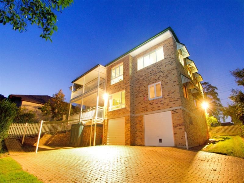 17 Seventh Avenue, St Lucia QLD 4067