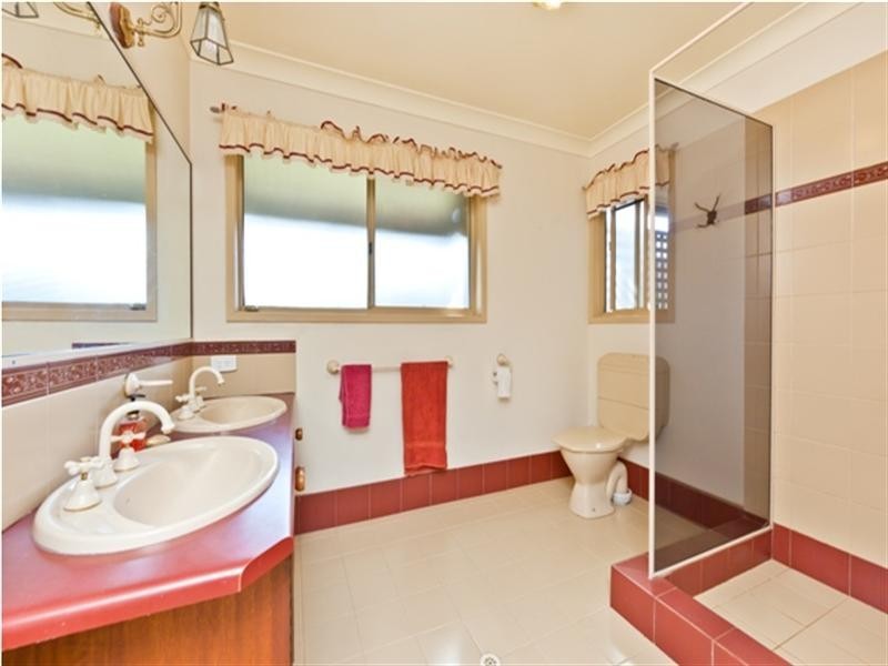 63 Marmindie Street, Chapel Hill QLD 4069