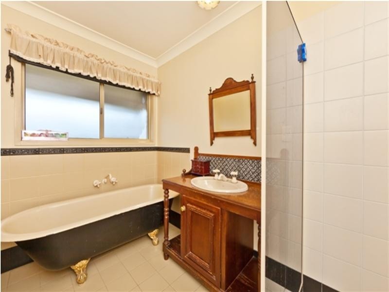 63 Marmindie Street, Chapel Hill QLD 4069