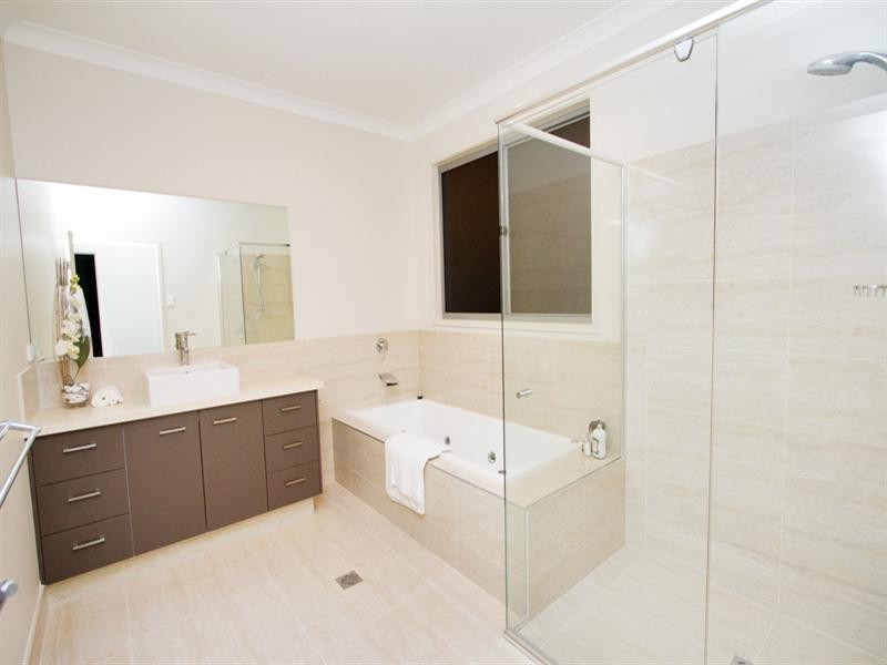 136 Hawken Drive, St Lucia QLD 4067