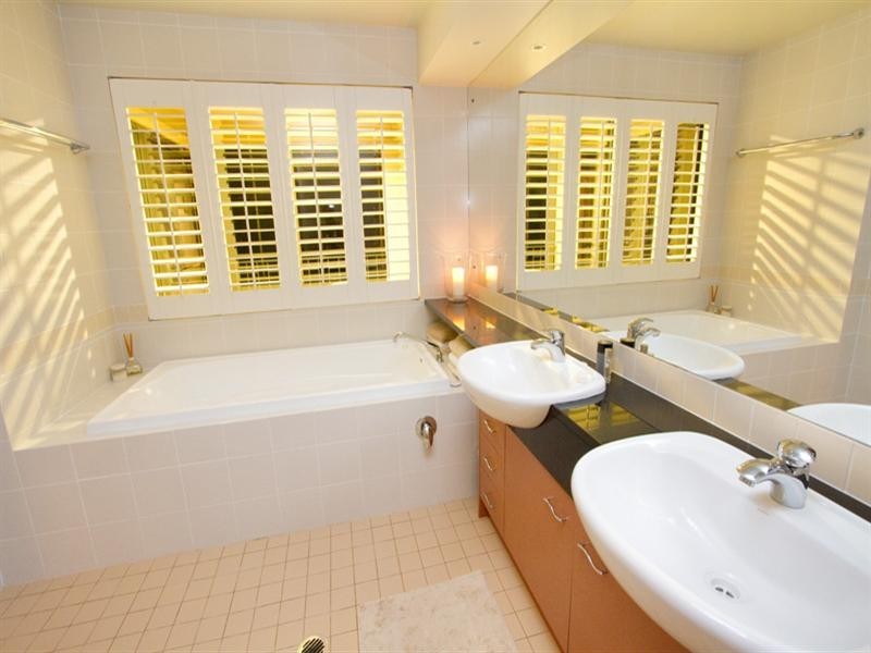 206 Hawken Drive, St Lucia QLD 4067