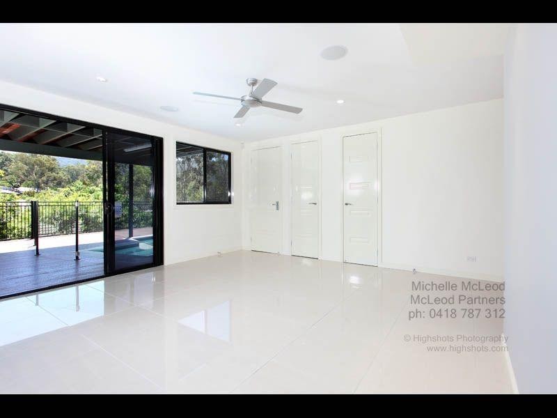 6 Sherborne Place, Chapel Hill QLD 4069