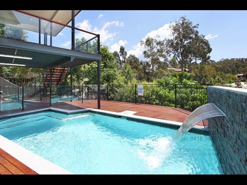 6 Sherborne Place, Chapel Hill QLD 4069