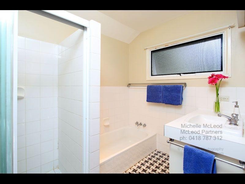 10 Mabb Street, Kenmore QLD 4069