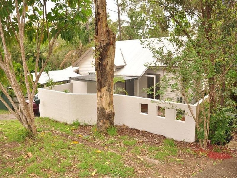 89 Ninth Avenue, St Lucia QLD 4067