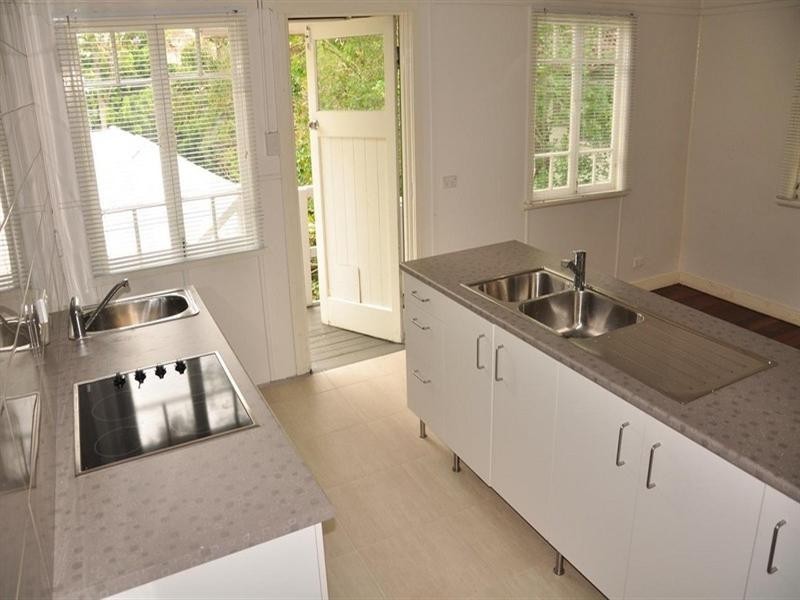 89 Ninth Avenue, St Lucia QLD 4067