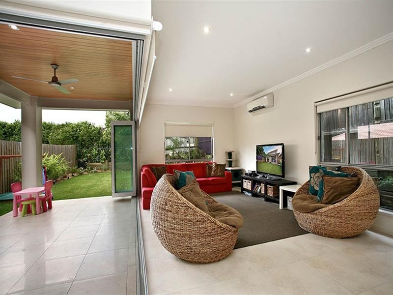 69 Lancelot Street, Tennyson QLD 4105