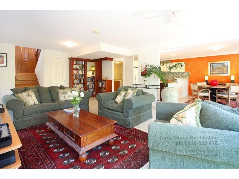 2/9 Pamela Place, Kenmore Hills QLD 4069