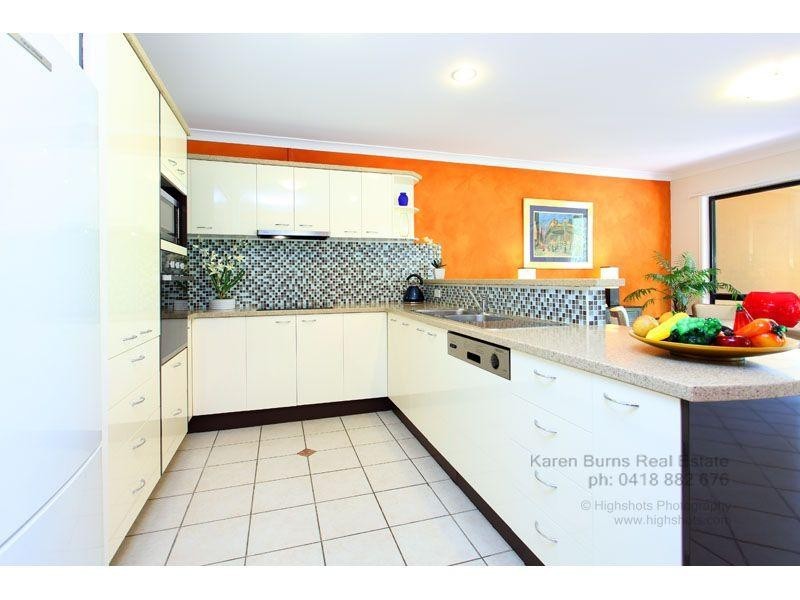 2/9 Pamela Place, Kenmore Hills QLD 4069