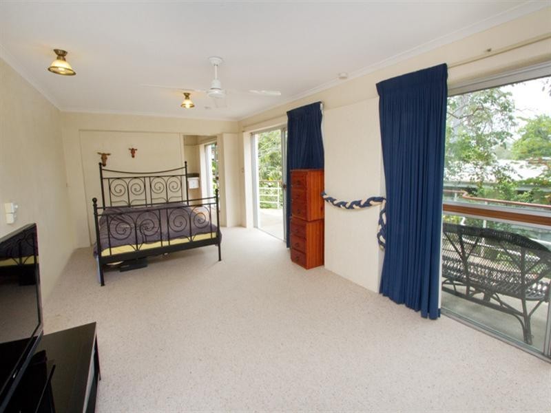 12 Tarcoola Street, St Lucia QLD 4067