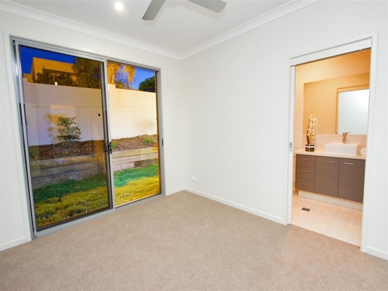 136 Hawken Drive, St Lucia QLD 4067