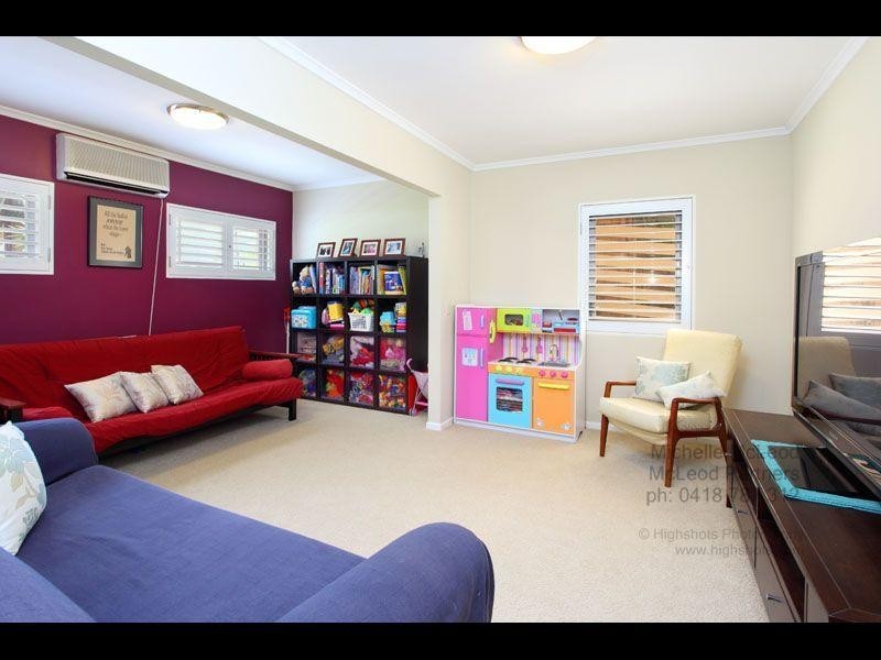 10 Mabb Street, Kenmore QLD 4069
