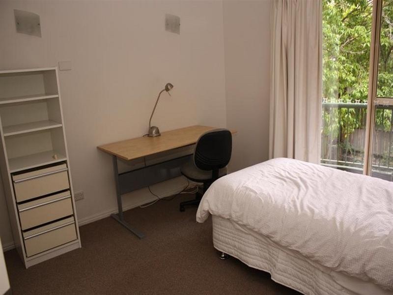 3/124 Carmody Road, St Lucia QLD 4067