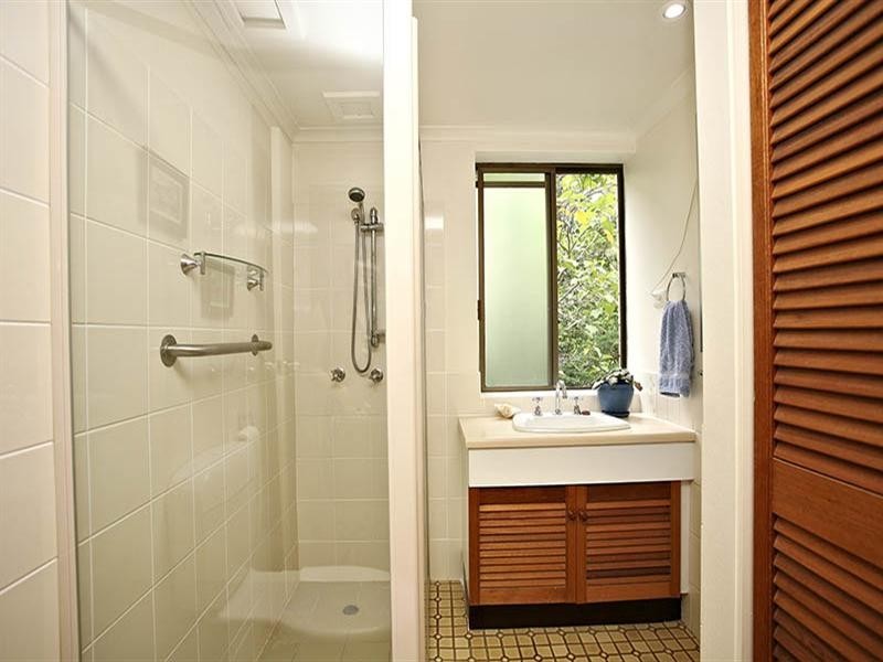 2/155 Central Avenue, Indooroopilly QLD 4068