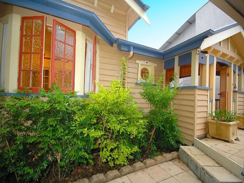 8 Goldsbrough Road, Taringa QLD 4068