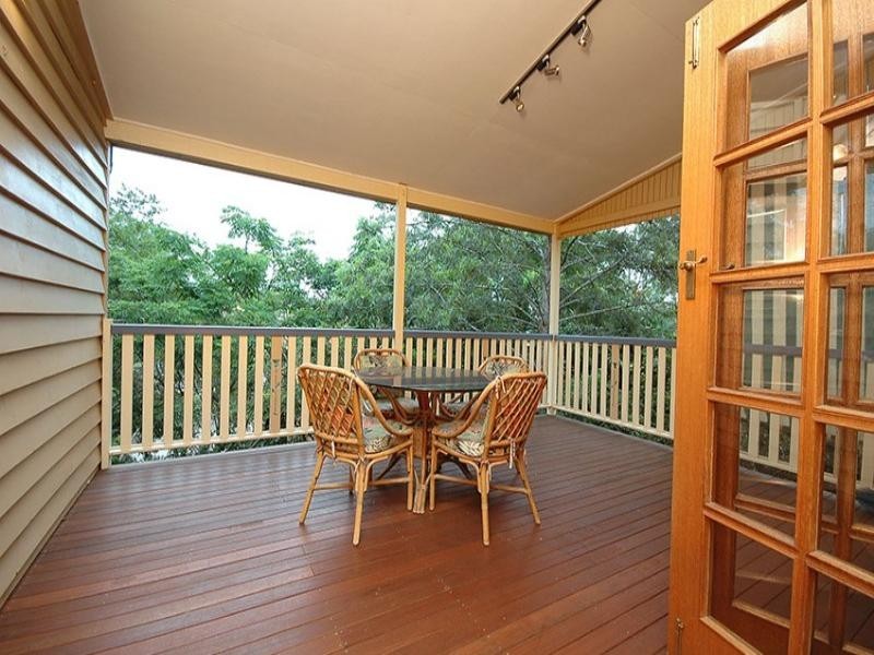 8 Goldsbrough Road, Taringa QLD 4068