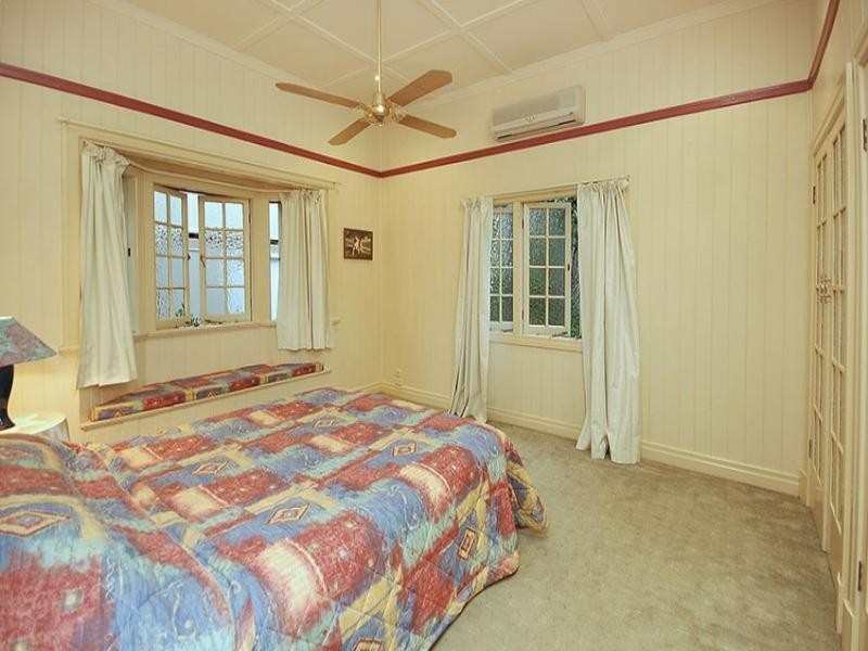 8 Goldsbrough Road, Taringa QLD 4068