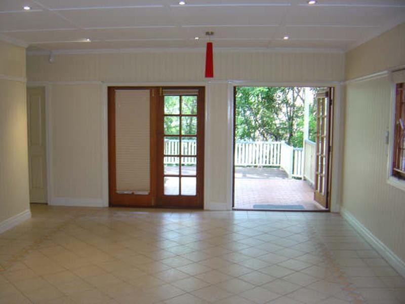 8 Goldsbrough Road, Taringa QLD 4068