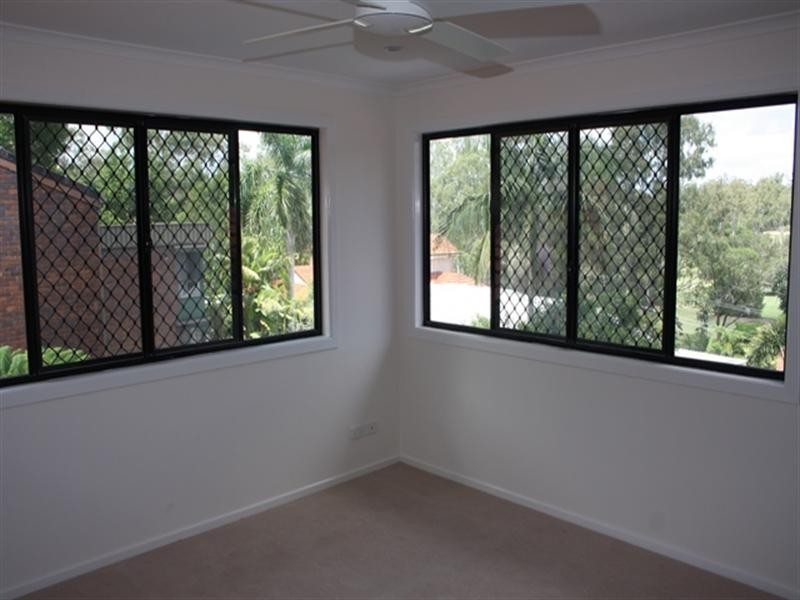 27 Highland Terrace, St Lucia QLD 4067