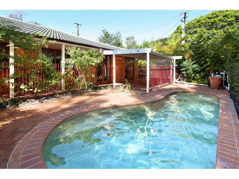 9 Gladesville Street, Kenmore QLD 4069