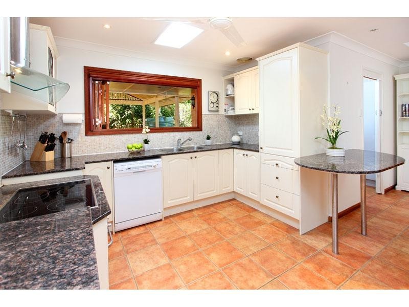 9 Gladesville Street, Kenmore QLD 4069