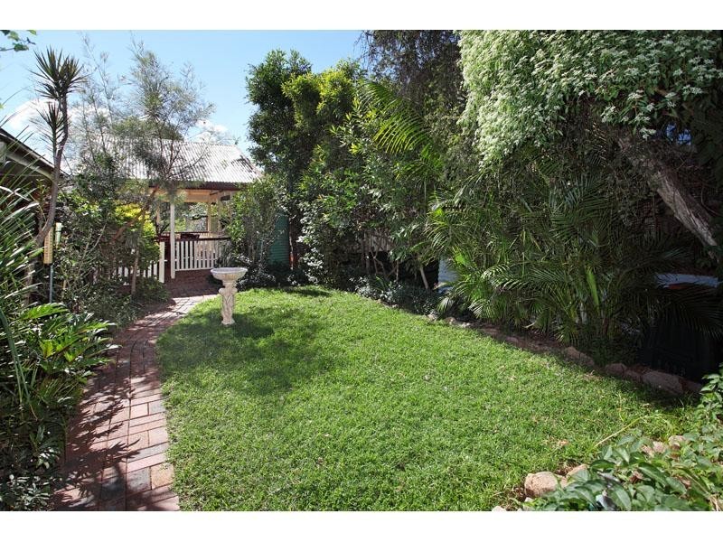 9 Gladesville Street, Kenmore QLD 4069