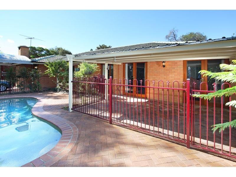 9 Gladesville Street, Kenmore QLD 4069