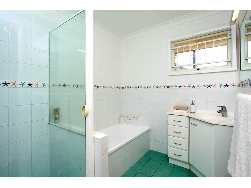 5 Gladesville Street, Kenmore QLD 4069