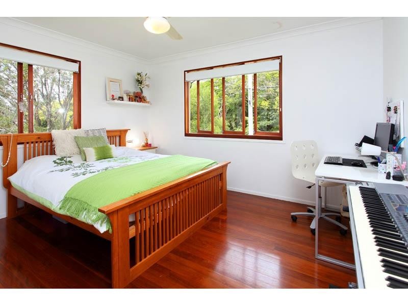 5 Gladesville Street, Kenmore QLD 4069