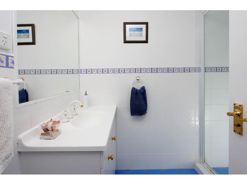 5 Gladesville Street, Kenmore QLD 4069