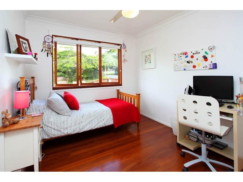 5 Gladesville Street, Kenmore QLD 4069