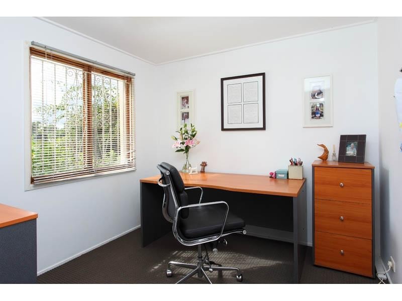 5 Gladesville Street, Kenmore QLD 4069