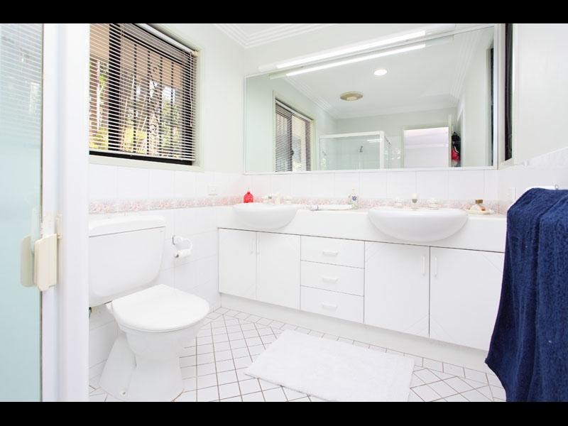 3 Whiteley Close, Brookfield QLD 4069