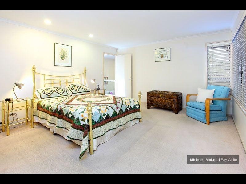 18 Dillingen Street, Chapel Hill QLD 4069