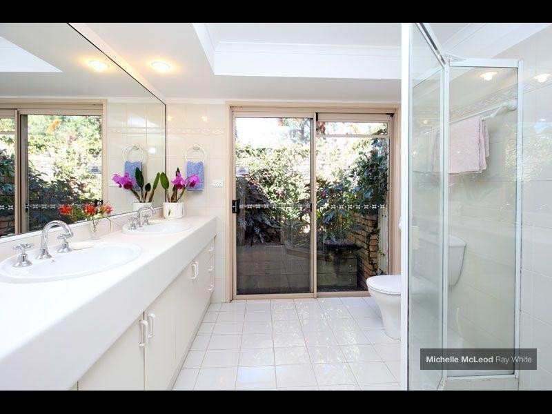 18 Dillingen Street, Chapel Hill QLD 4069