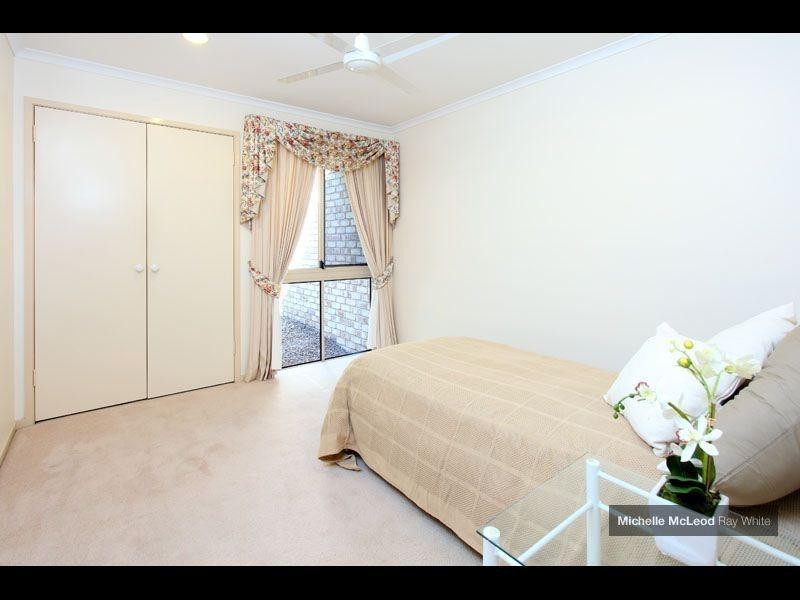 18 Dillingen Street, Chapel Hill QLD 4069