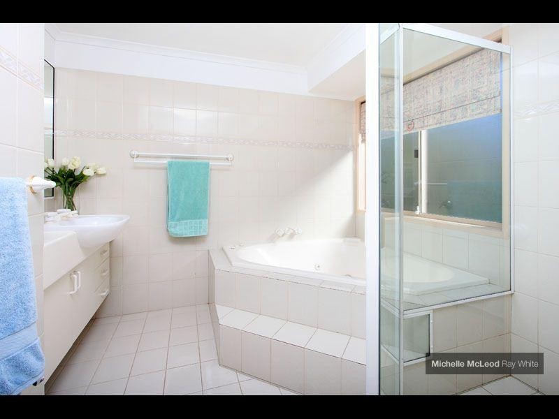 18 Dillingen Street, Chapel Hill QLD 4069