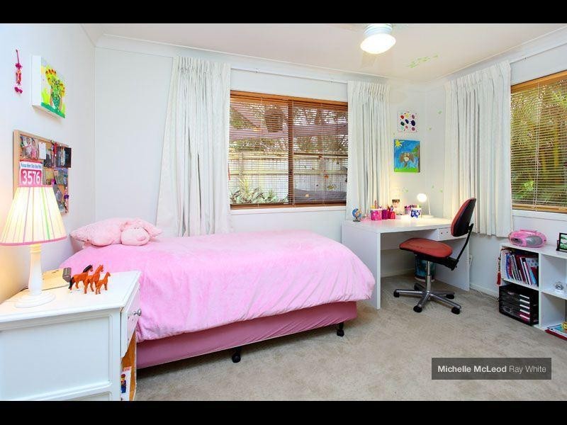 25 Greenford Street, Chapel Hill QLD 4069