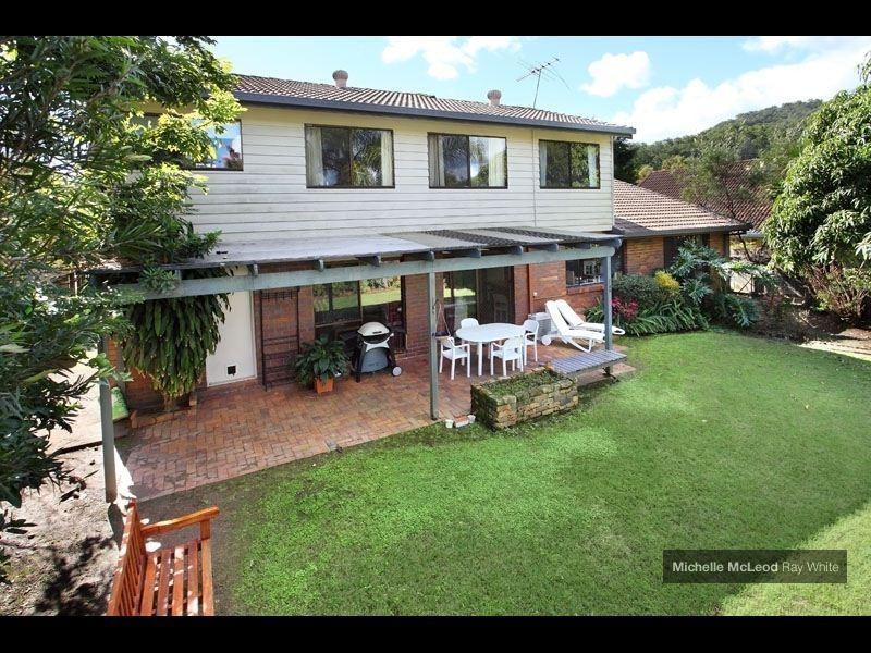 8 Halmore Place, Chapel Hill QLD 4069