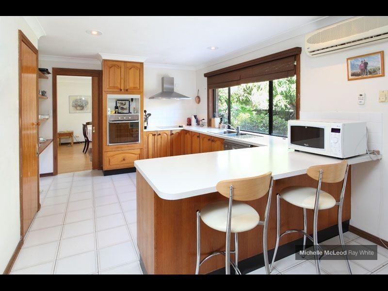 8 Halmore Place, Chapel Hill QLD 4069