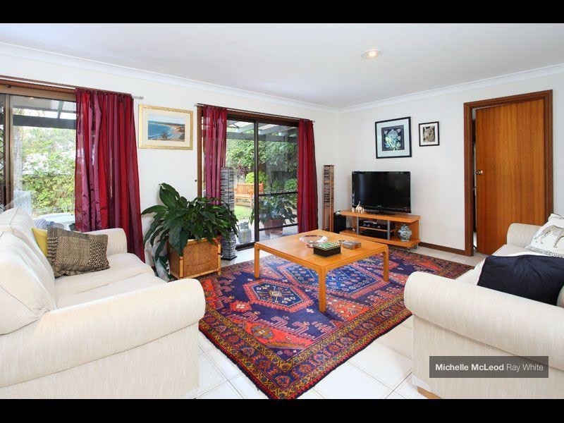 8 Halmore Place, Chapel Hill QLD 4069