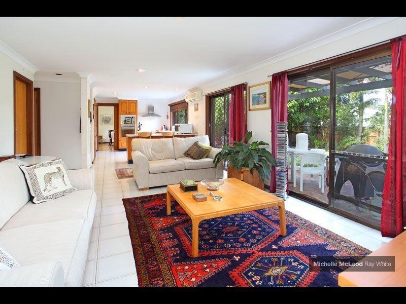 8 Halmore Place, Chapel Hill QLD 4069