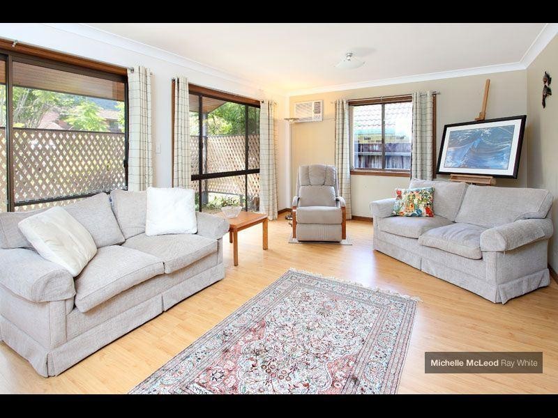 8 Halmore Place, Chapel Hill QLD 4069