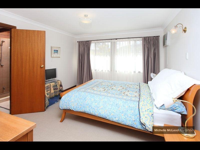 8 Halmore Place, Chapel Hill QLD 4069